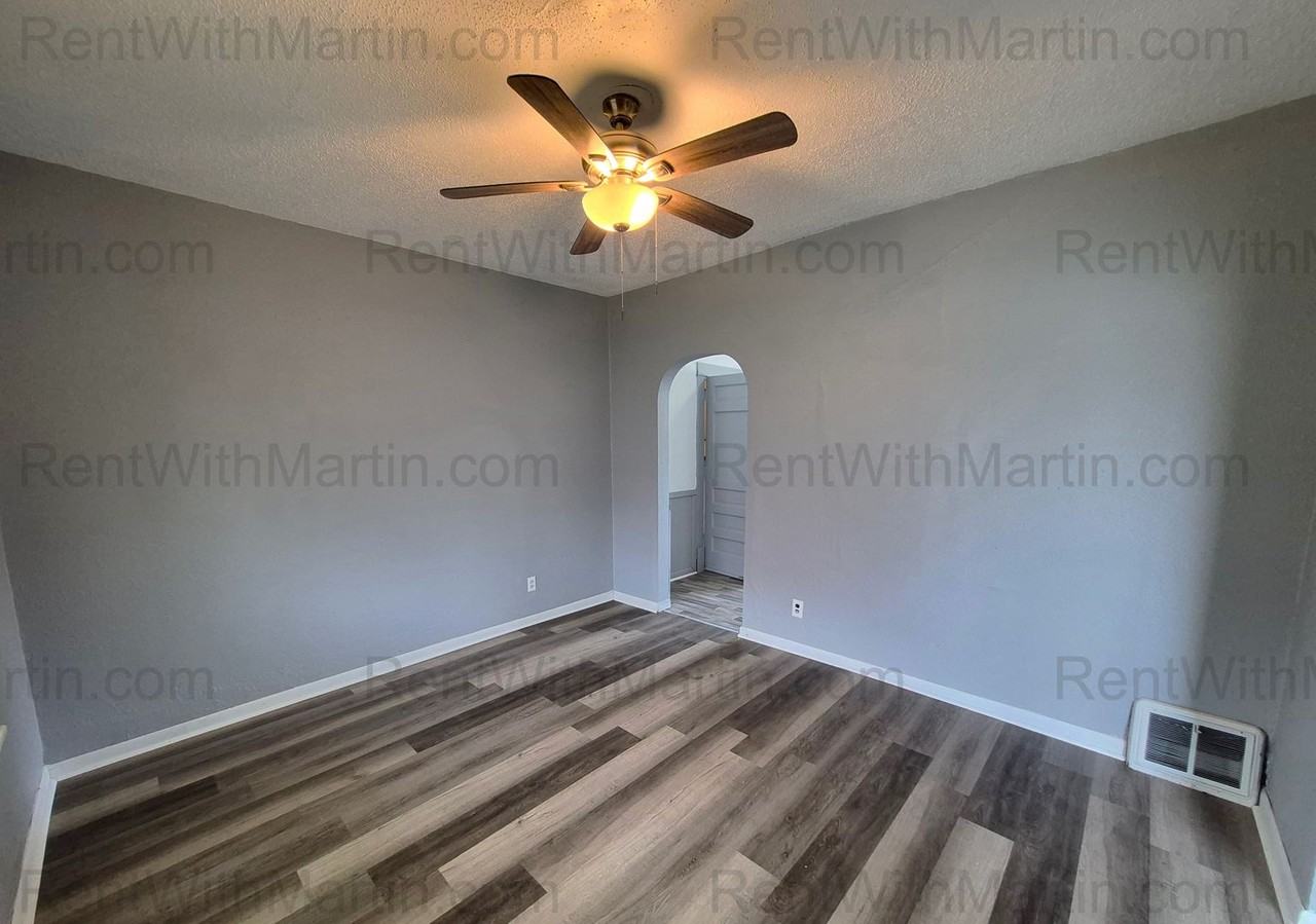 310 N Frederick Ave - Photo 4 of 21
