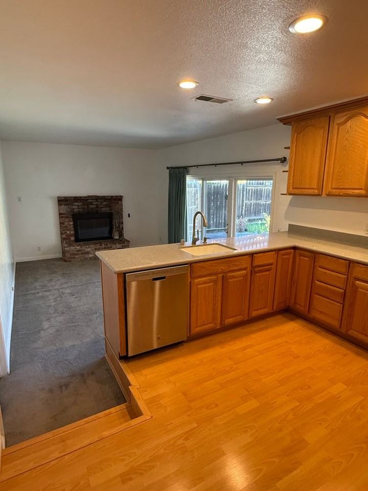 7389 Newcastle Ln - Photo 5 of 31