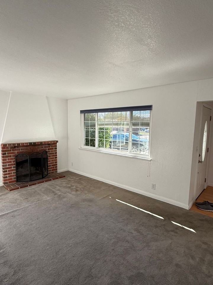 7389 Newcastle Ln - Photo 6 of 31