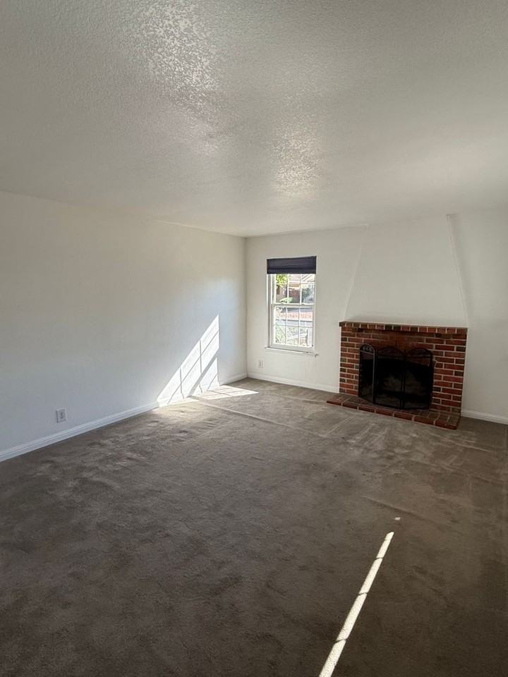 7389 Newcastle Ln - Photo 7 of 31