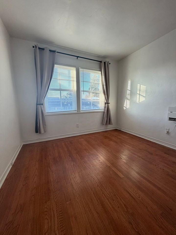 1602 Ashby Ave - Photo 4 of 9