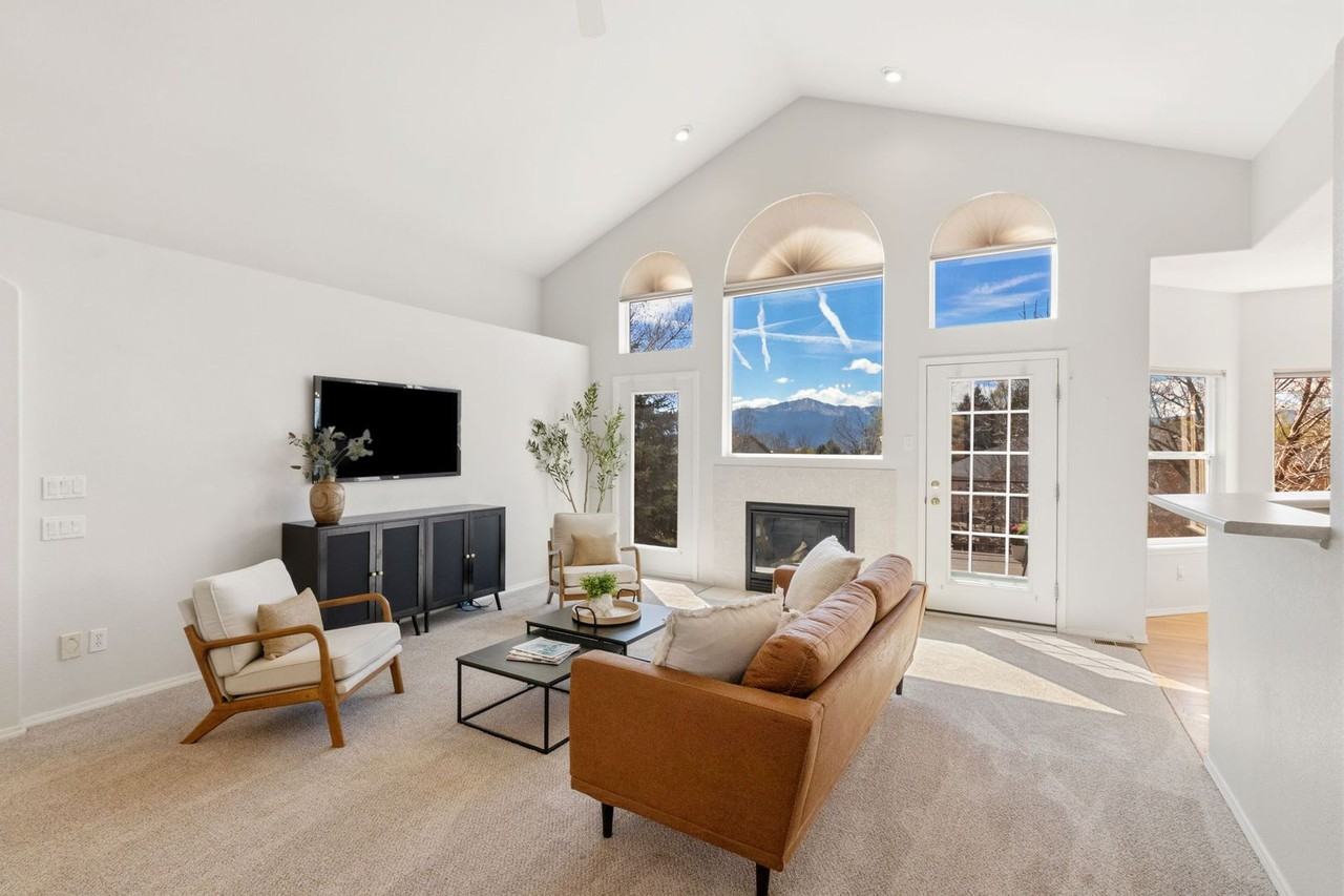 5330 Roundup Dr - Photo 4 of 38