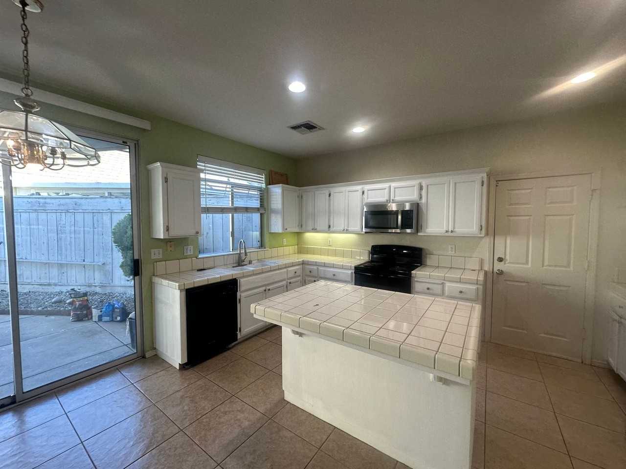 1787 Hearthstone Ln - Photo 4 of 7