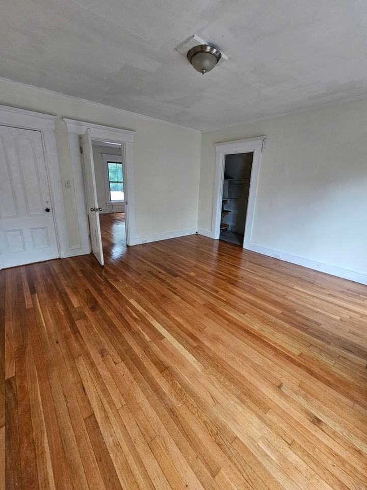 605 Hall St - Photo 4 of 18