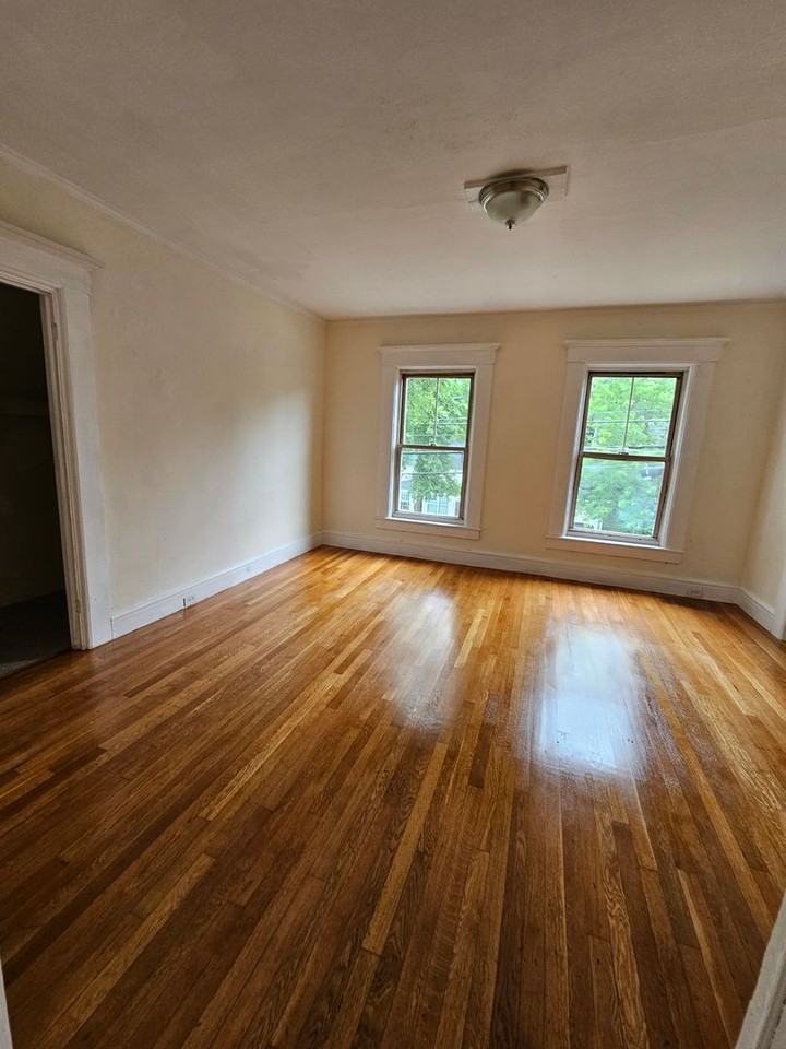 605 Hall St - Photo 5 of 18