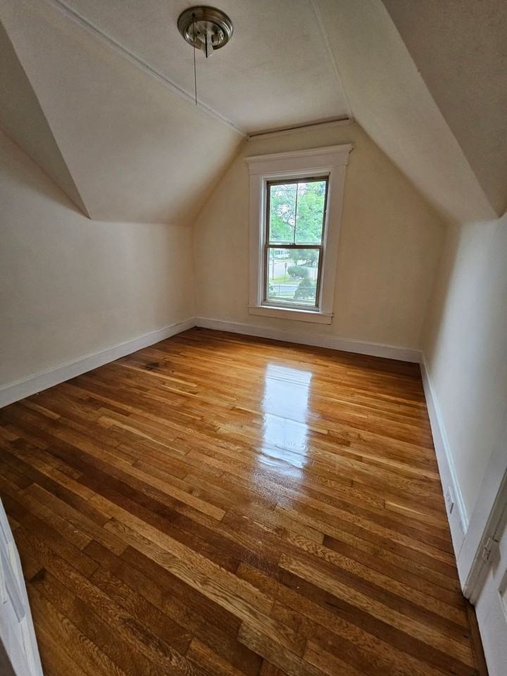 605 Hall St - Photo 6 of 18