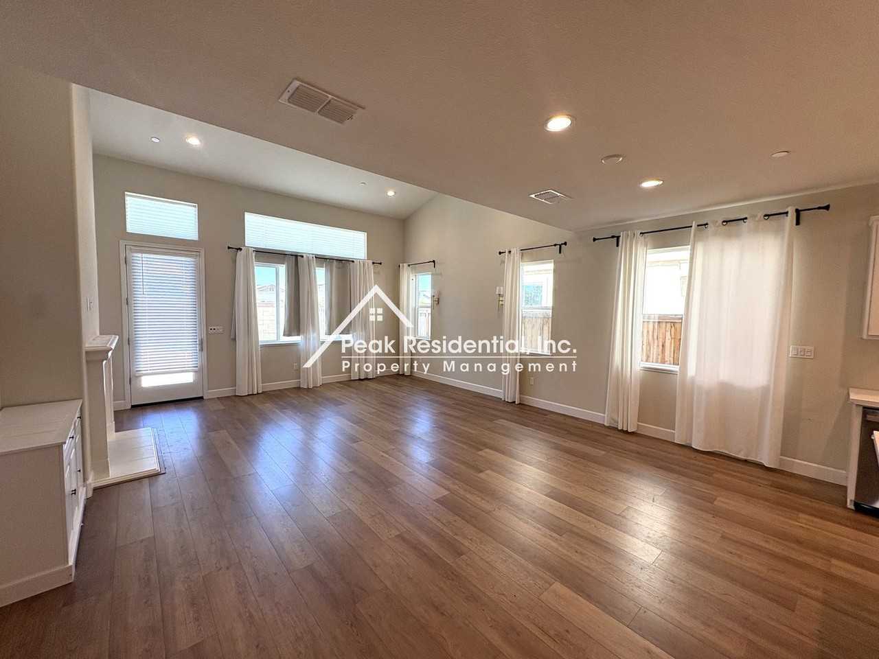 2794 Elderberry St - Photo 3 of 27