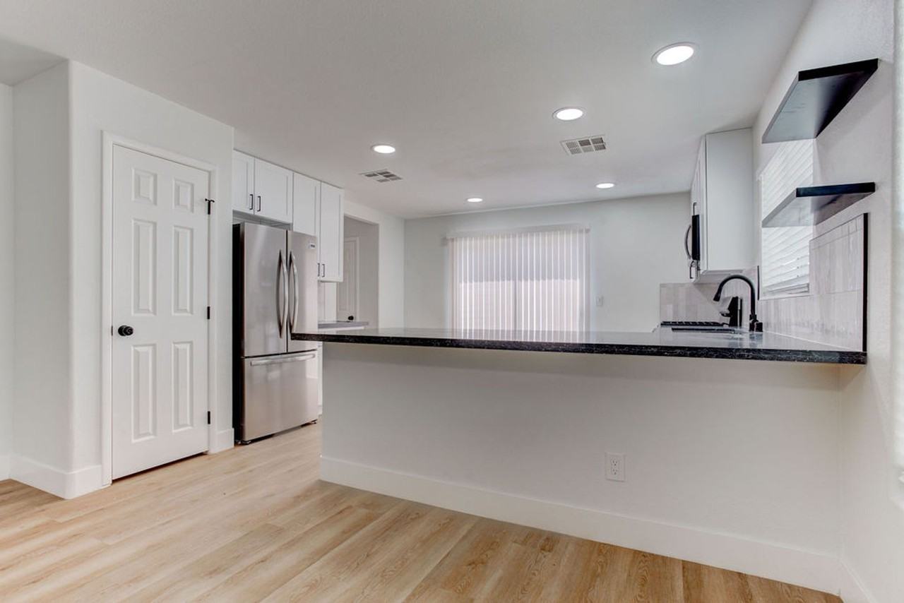 8765 First Lady Ave - Photo 4 of 34