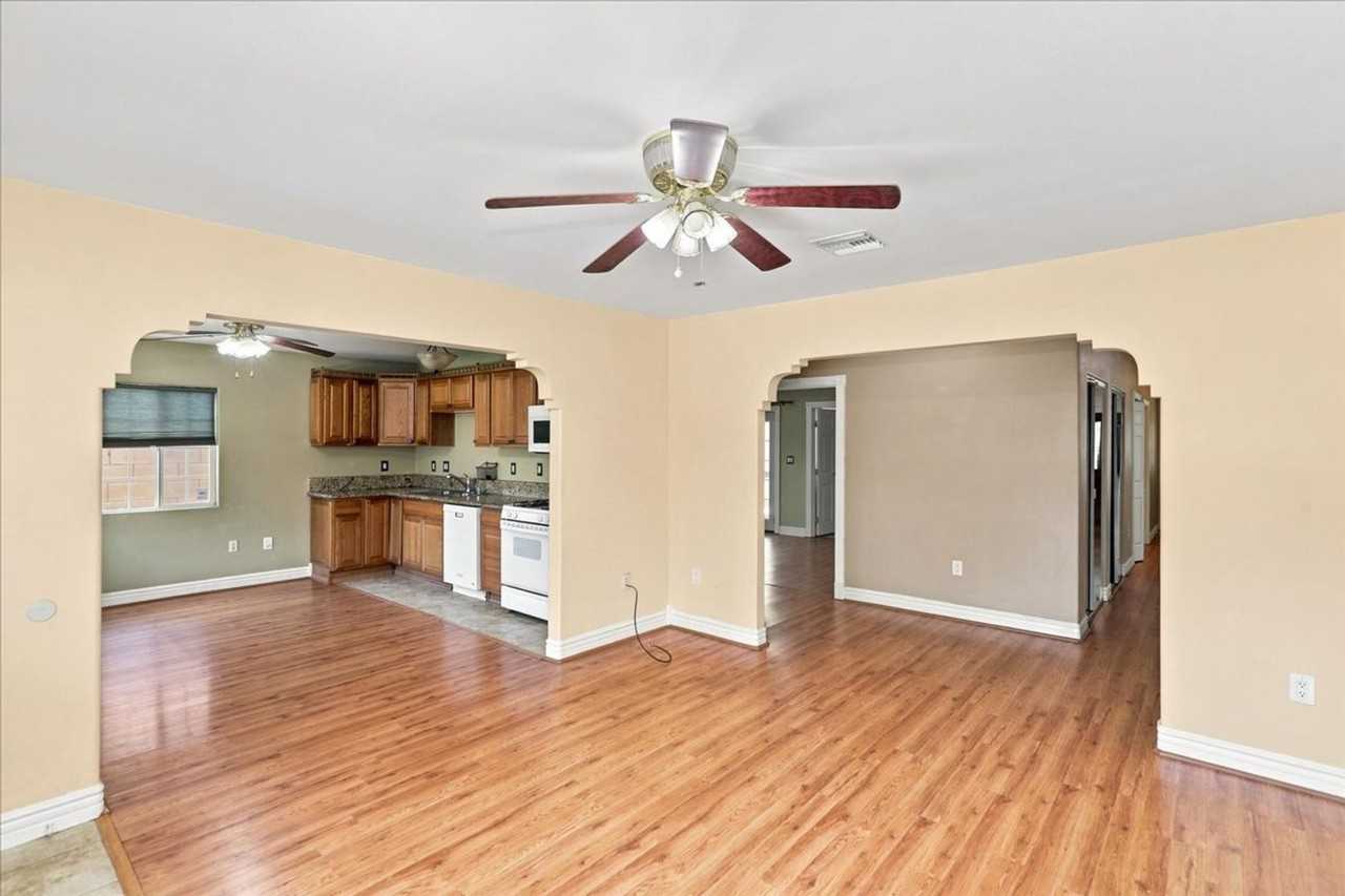 6059 Essex St - Photo 6 of 23