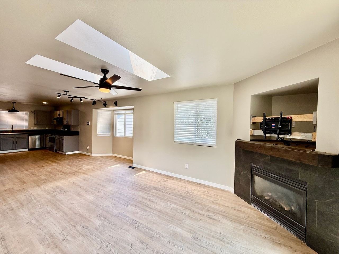 4631 Fencer Rd - Photo 3 of 22