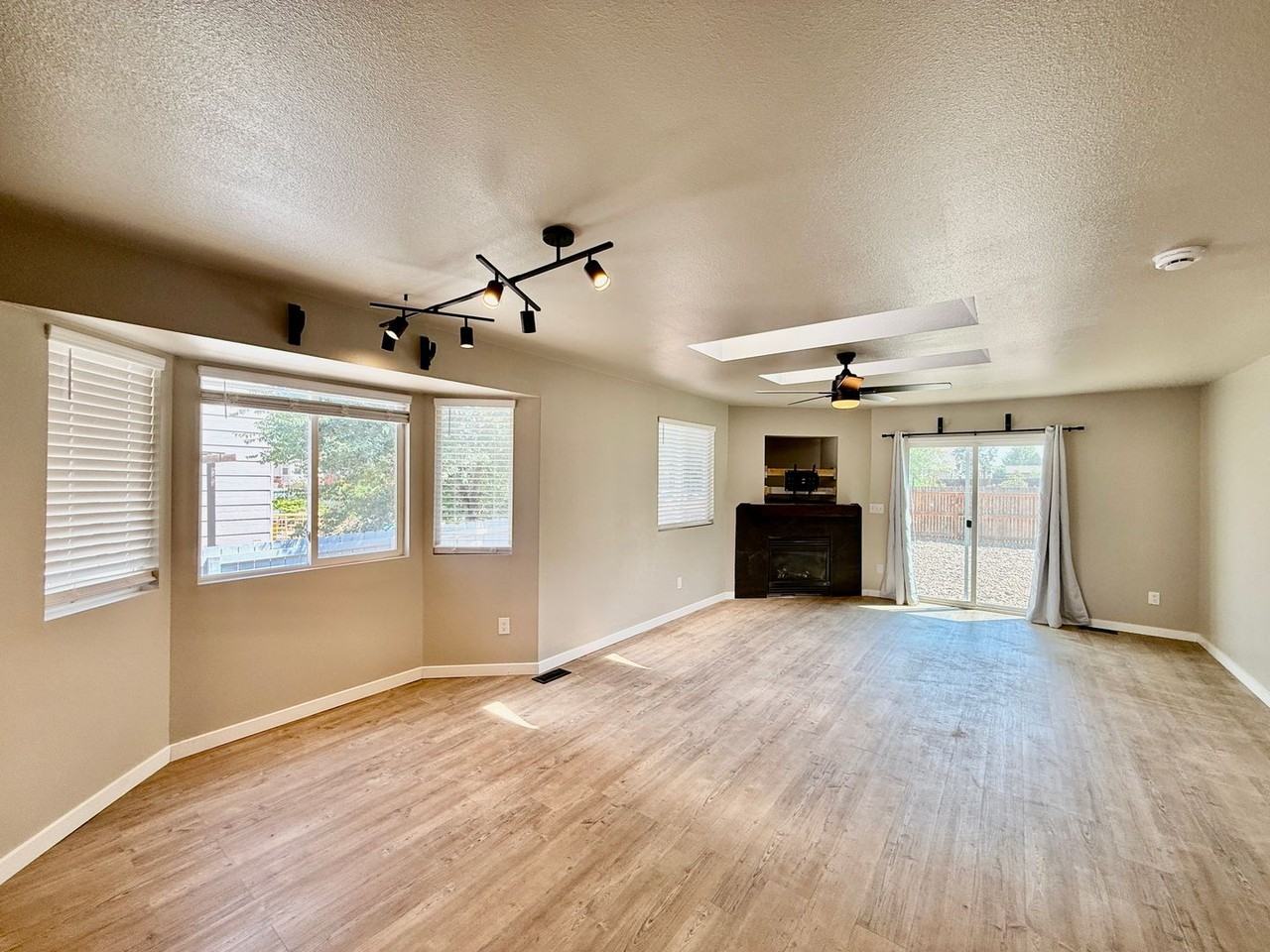 4631 Fencer Rd - Photo 4 of 22