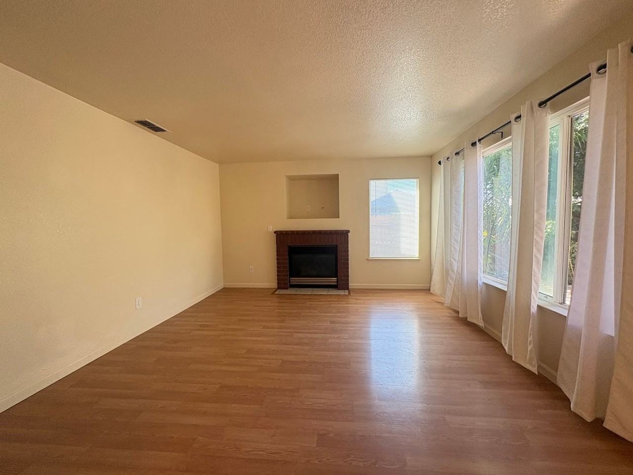 4003 Ews Woods Blvd - Photo 6 of 31