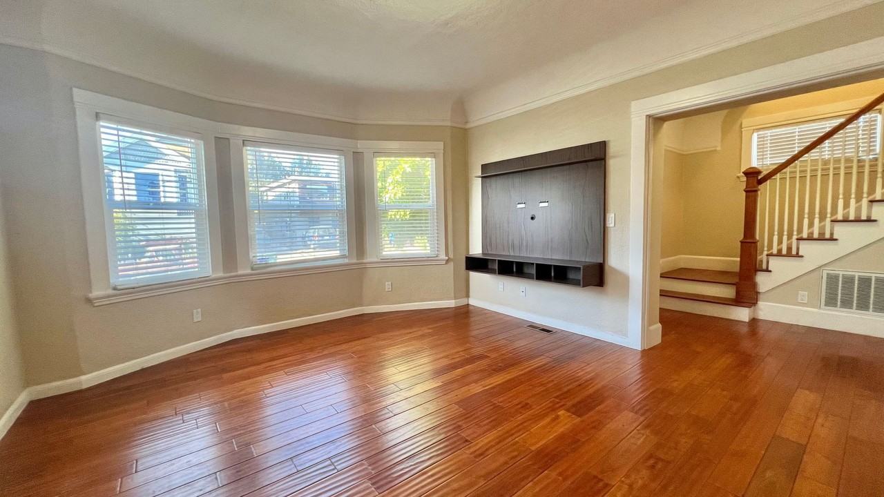 659 39th St - Photo 2 of 29