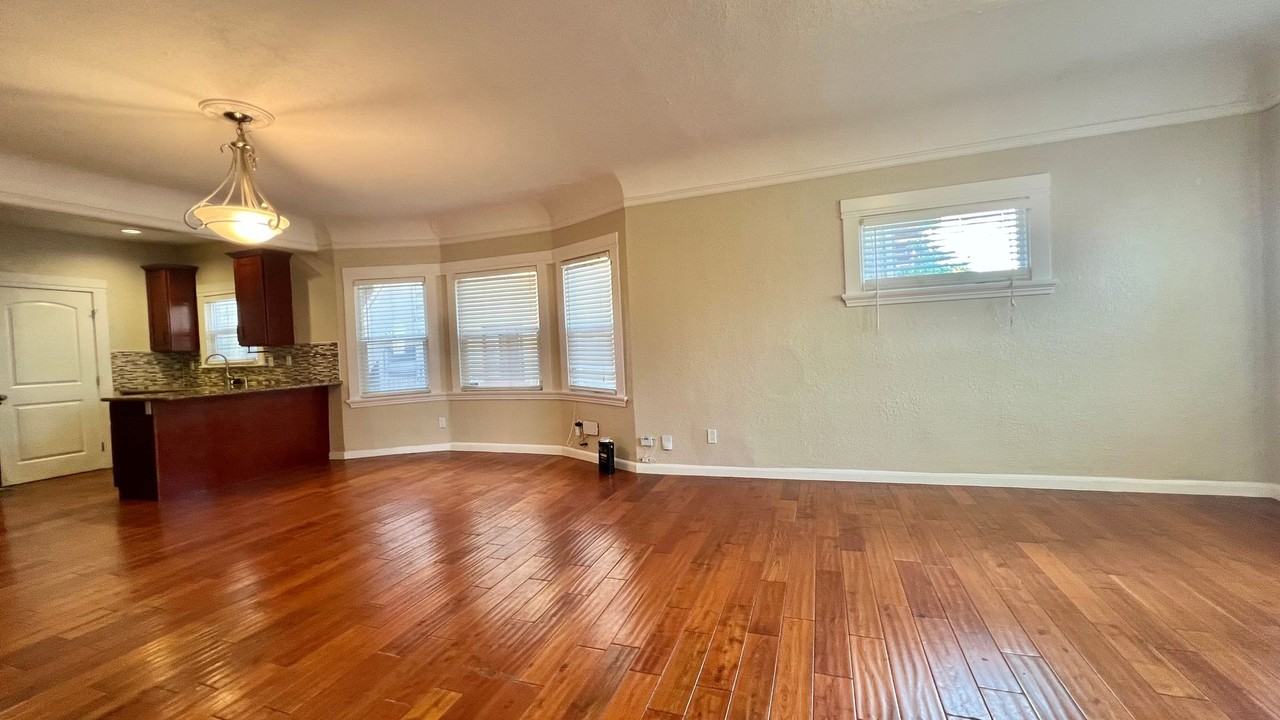 659 39th St - Photo 4 of 29
