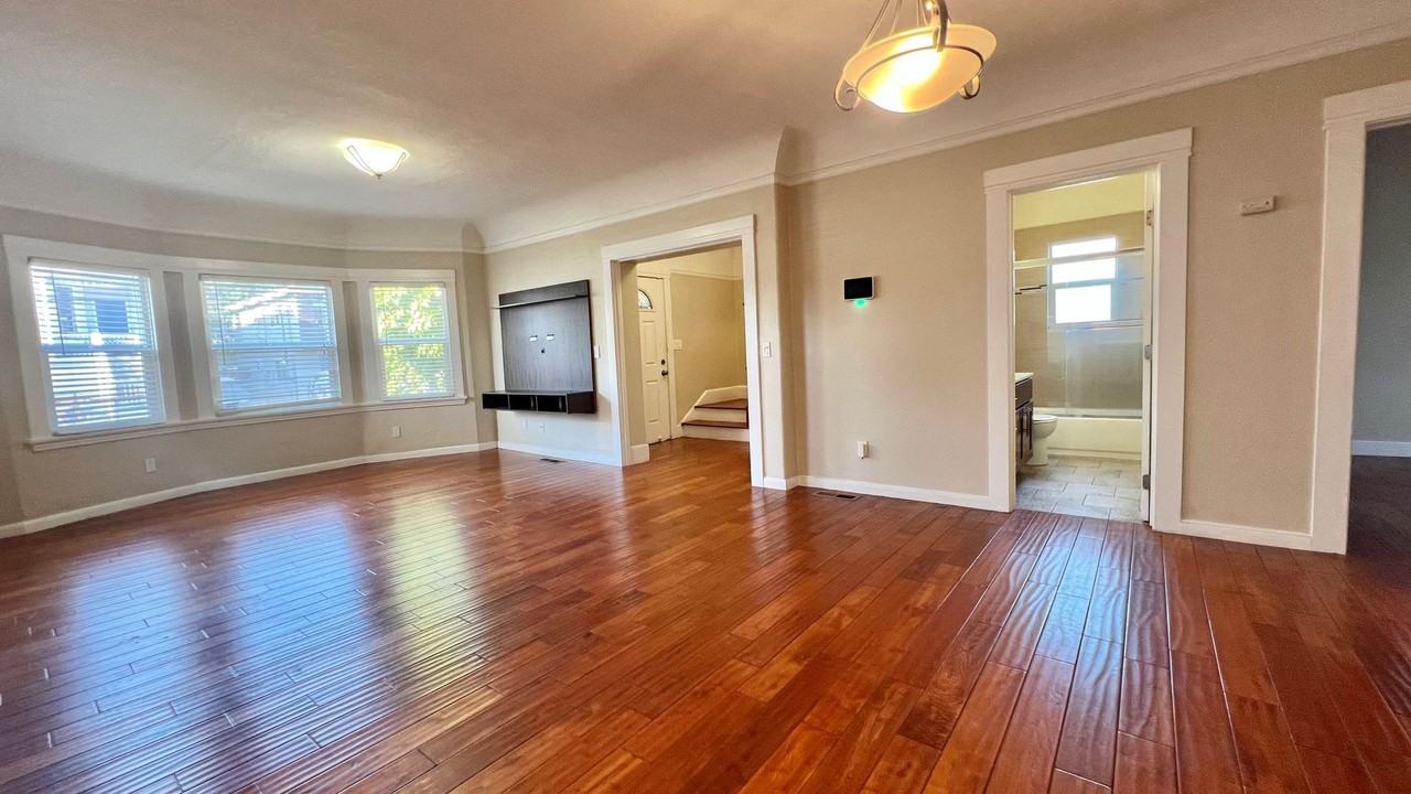 659 39th St - Photo 5 of 29
