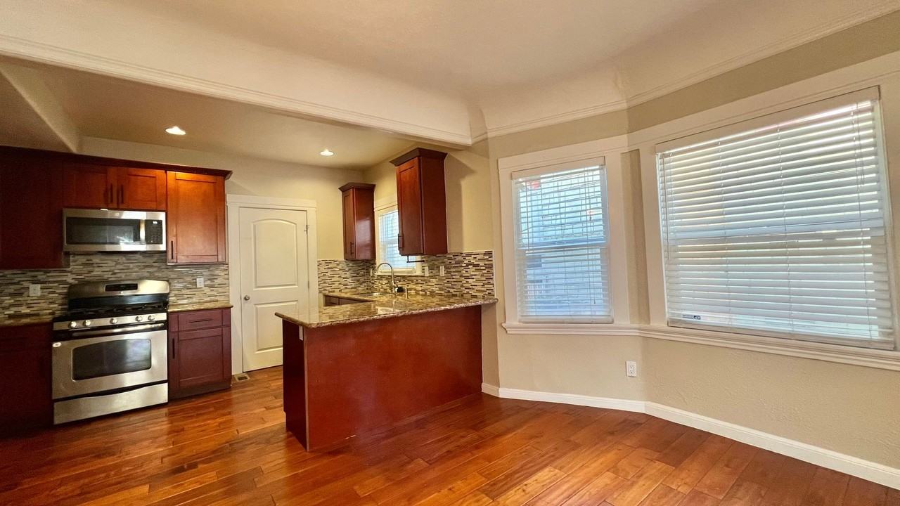 659 39th St - Photo 6 of 29