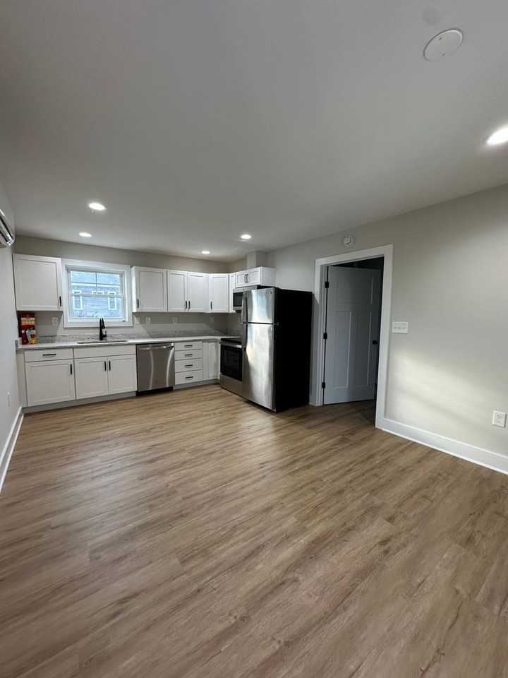 404 Phillips Aly - Photo 3 of 13