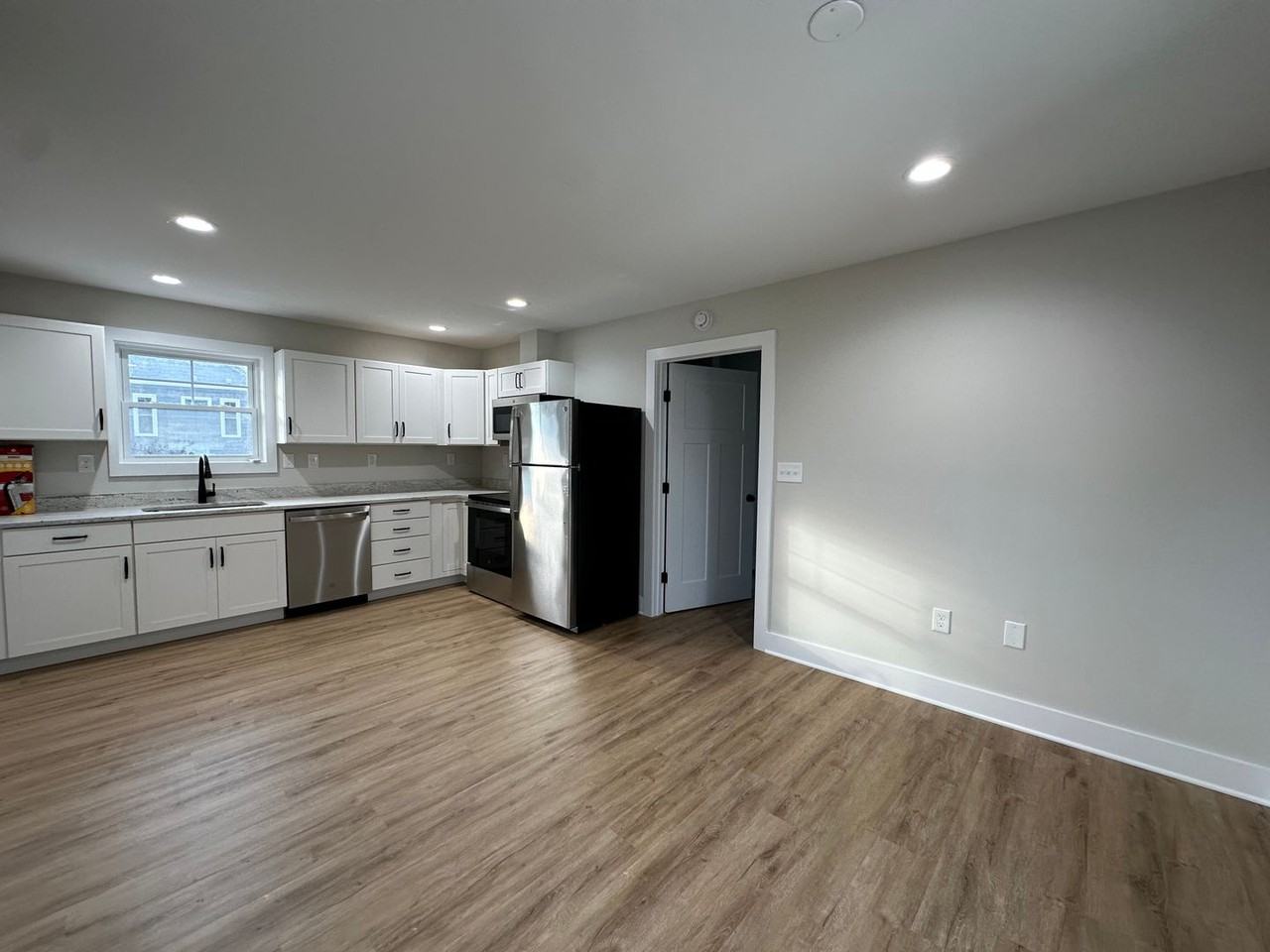 404 Phillips Aly - Photo 4 of 13