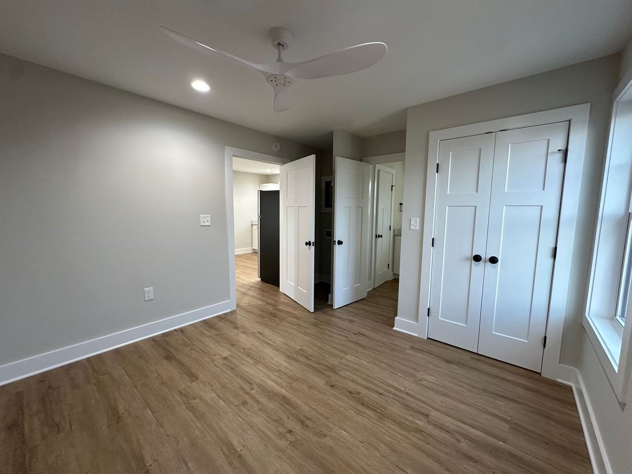 404 Phillips Aly - Photo 5 of 13