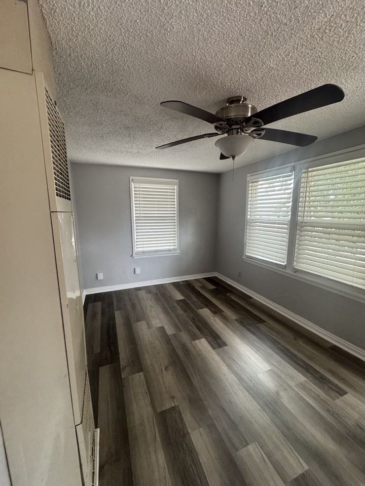 442 N 400 W - Photo 5 of 9