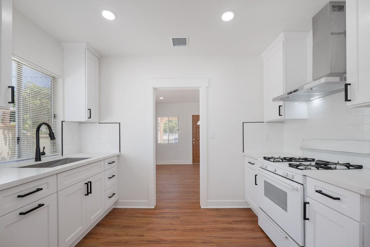 121 S Lotus Ave - Photo 3 of 19