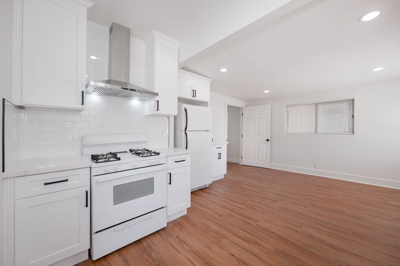 121 S Lotus Ave - Photo 4 of 19