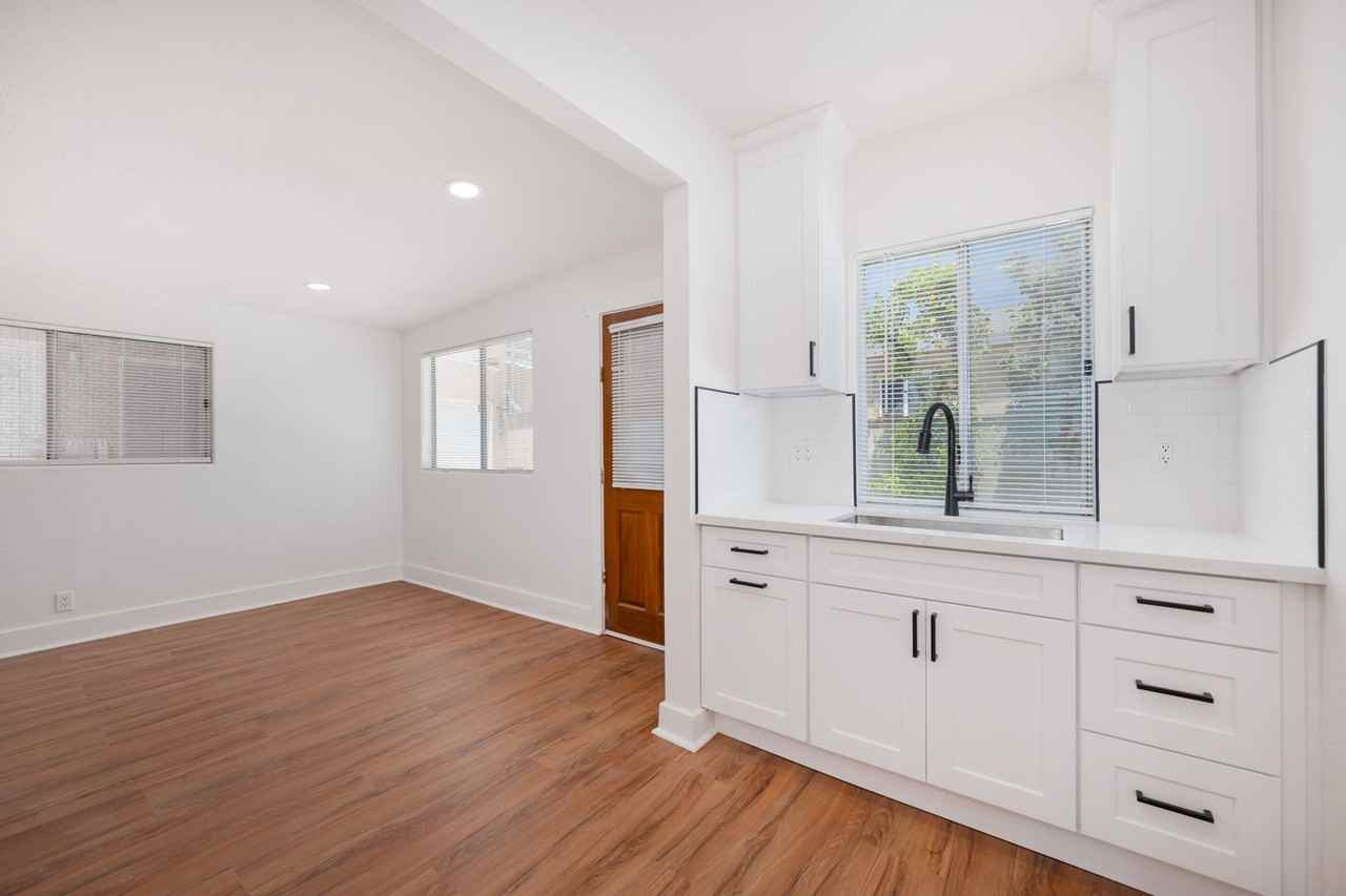 121 S Lotus Ave - Photo 5 of 19
