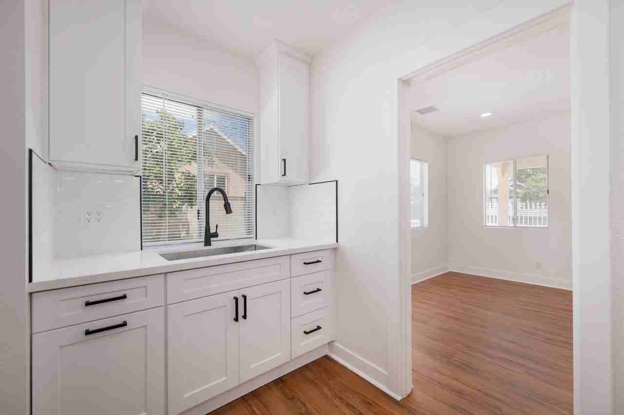 121 S Lotus Ave - Photo 7 of 19