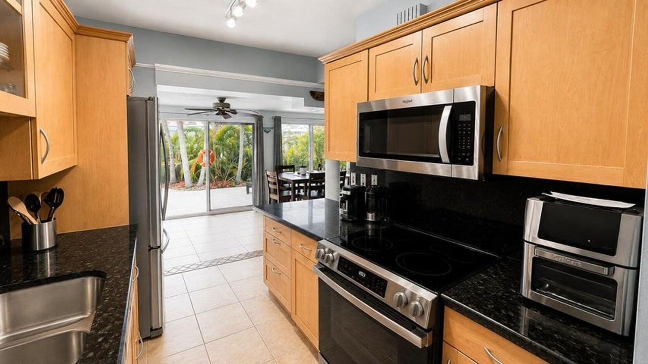 2041 Sw 23rd Ave - Photo 2 of 17