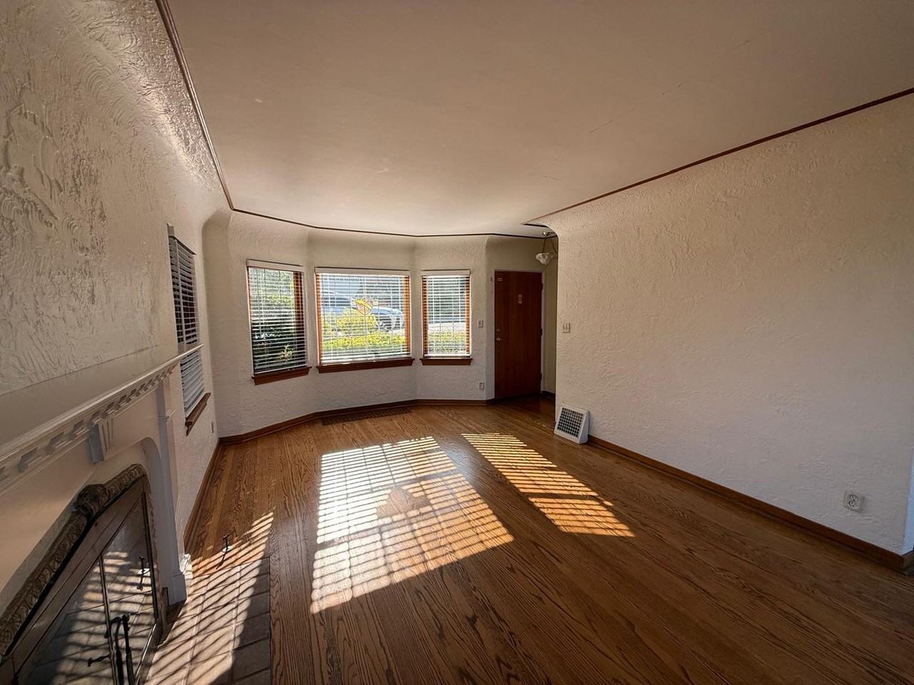 2466 Montavista Pl W - Photo 6 of 38