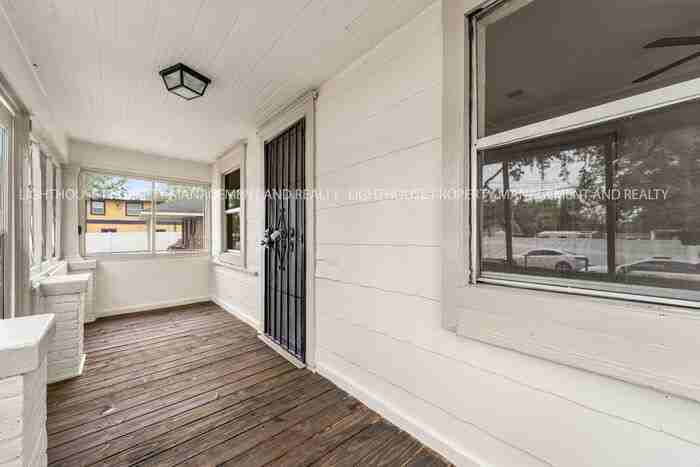 1415 W 31st St - Photo 4 of 21