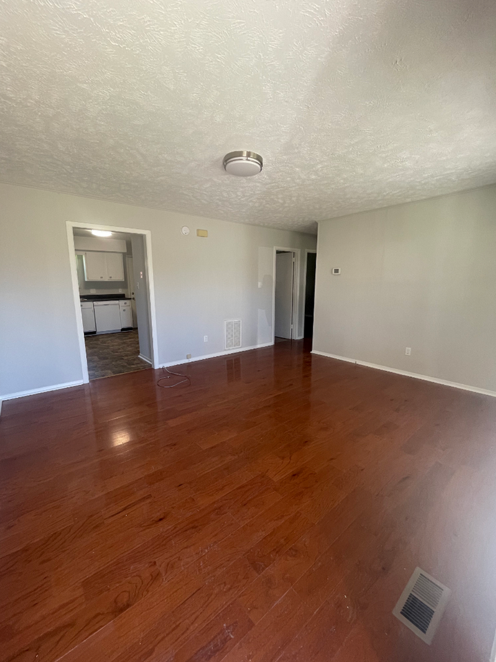1908 Meadowview Ln - Photo 2 of 8