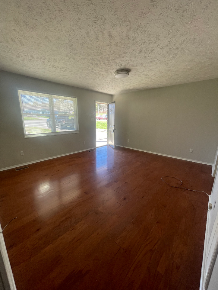 1908 Meadowview Ln - Photo 3 of 8