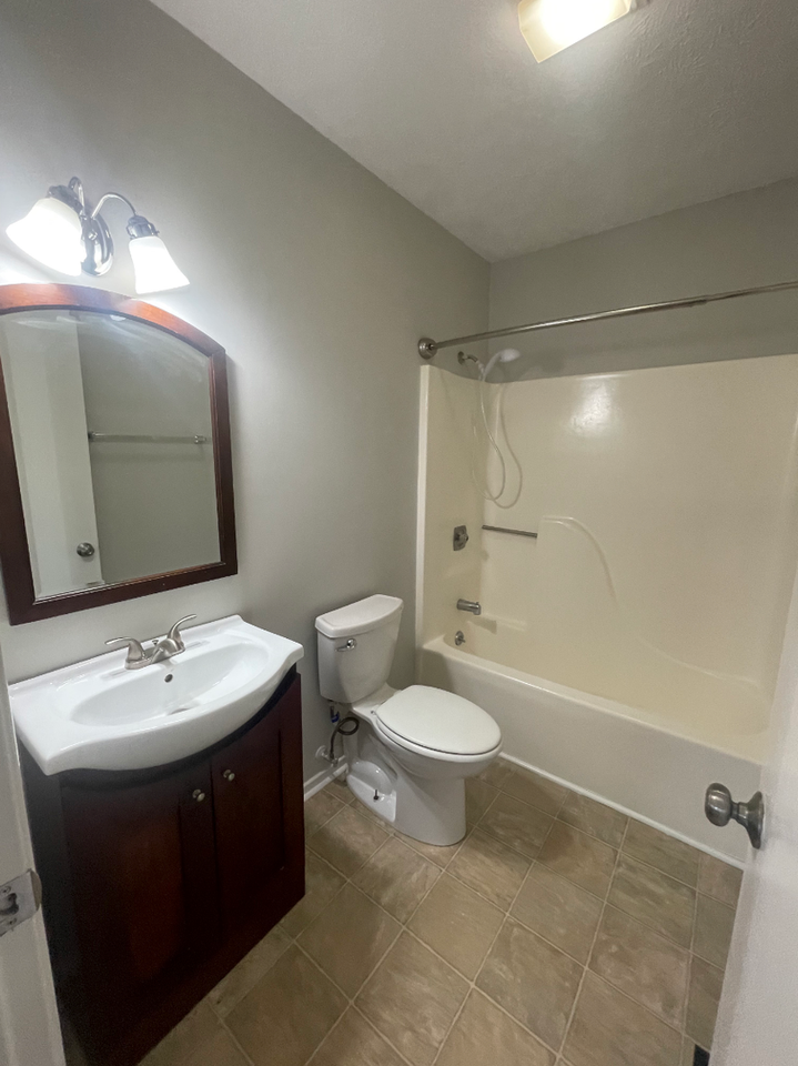 1908 Meadowview Ln - Photo 4 of 8