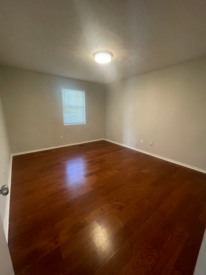 1908 Meadowview Ln - Photo 5 of 8