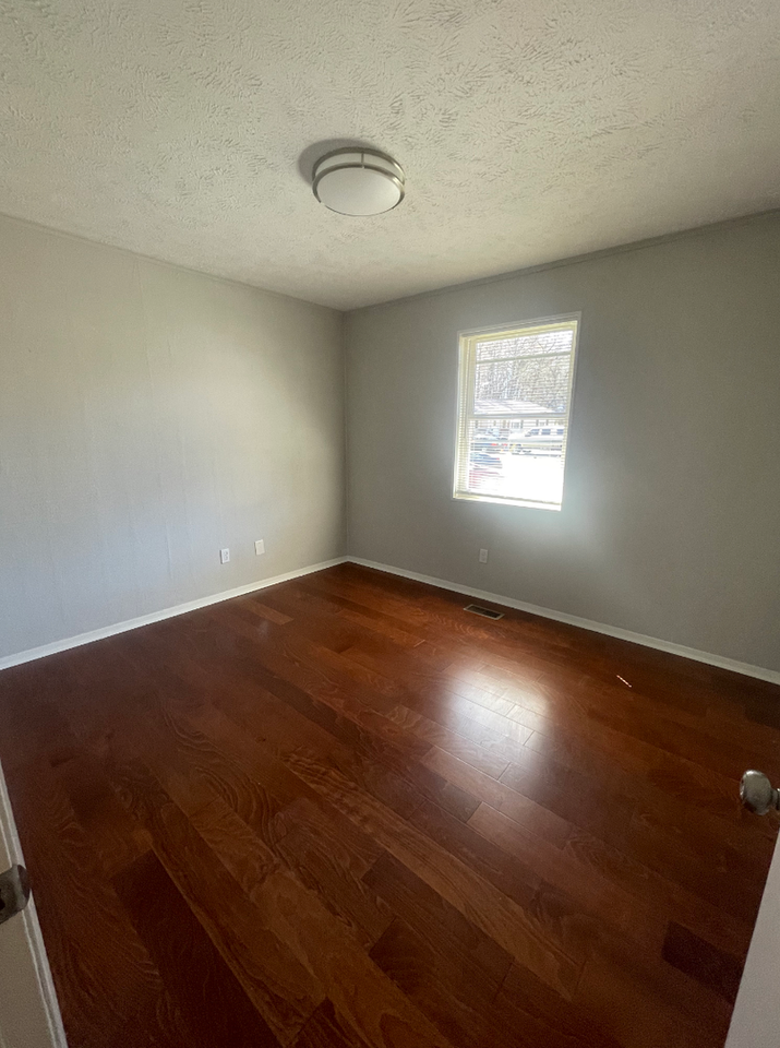1908 Meadowview Ln - Photo 6 of 8
