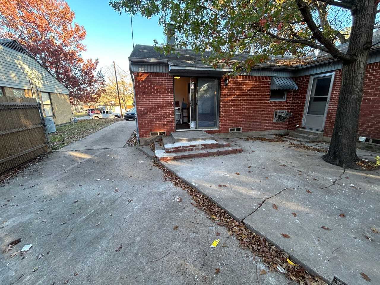 1111 Lucille St - Photo 3 of 18