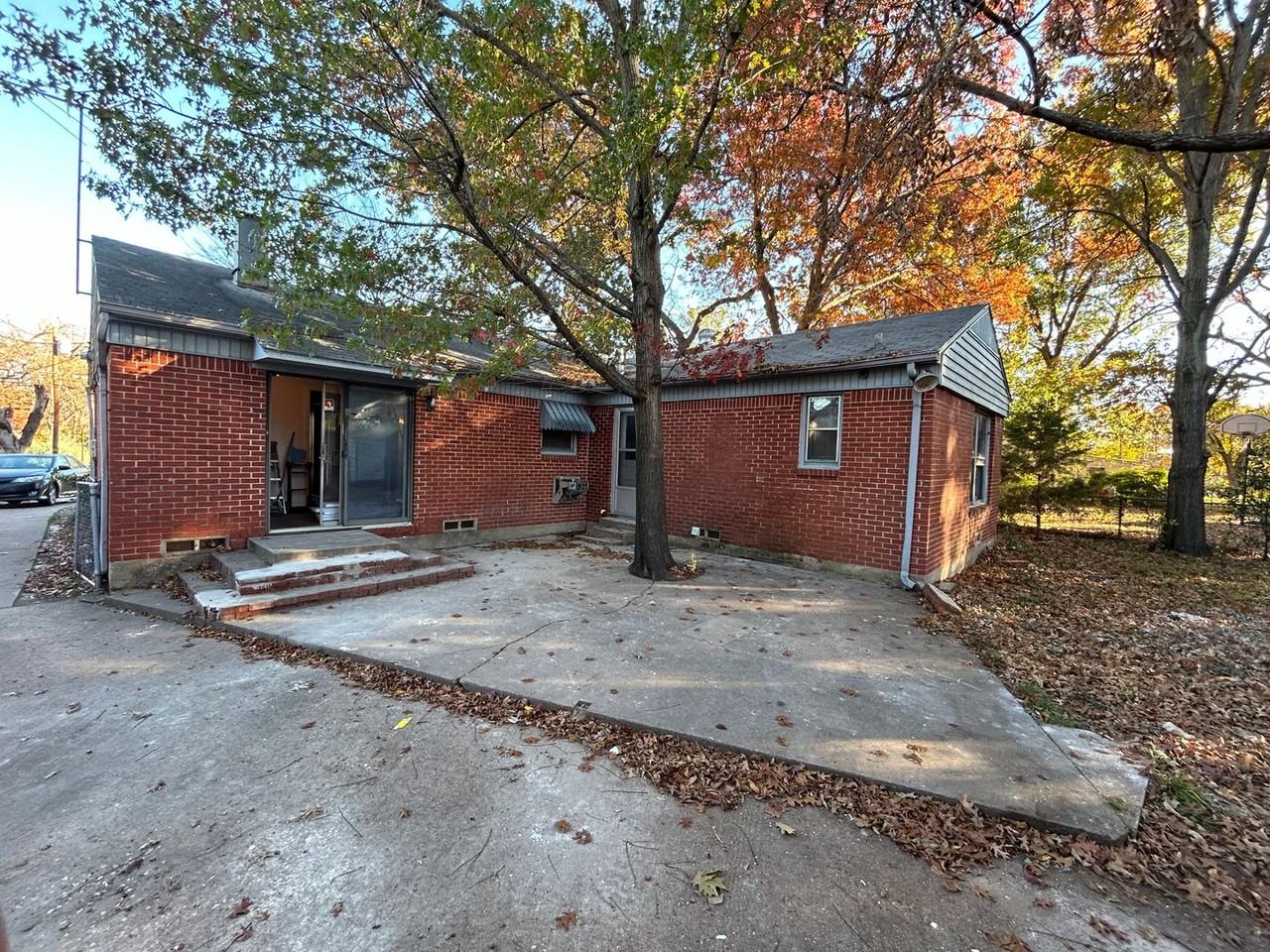 1111 Lucille St - Photo 4 of 18