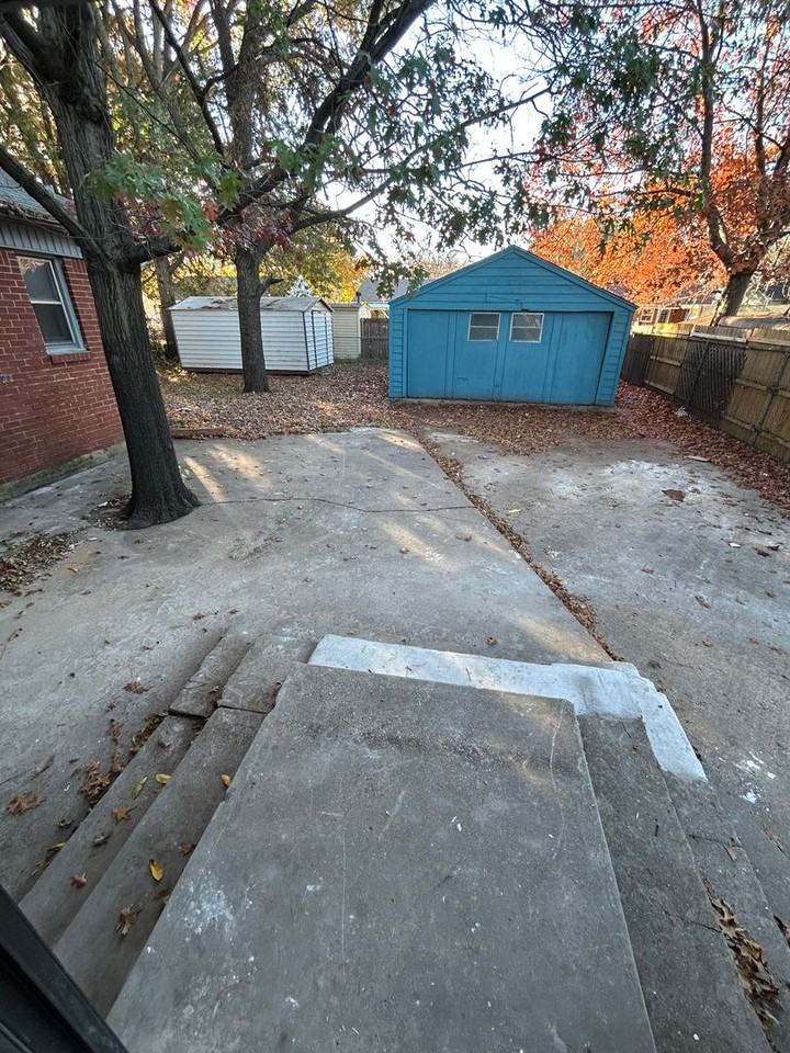 1111 Lucille St - Photo 5 of 18