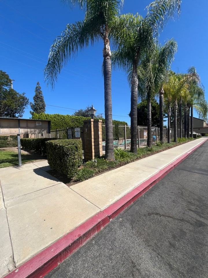 555 S Azusa Ave - Photo 2 of 15