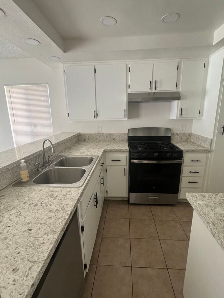 555 S Azusa Ave - Photo 3 of 15