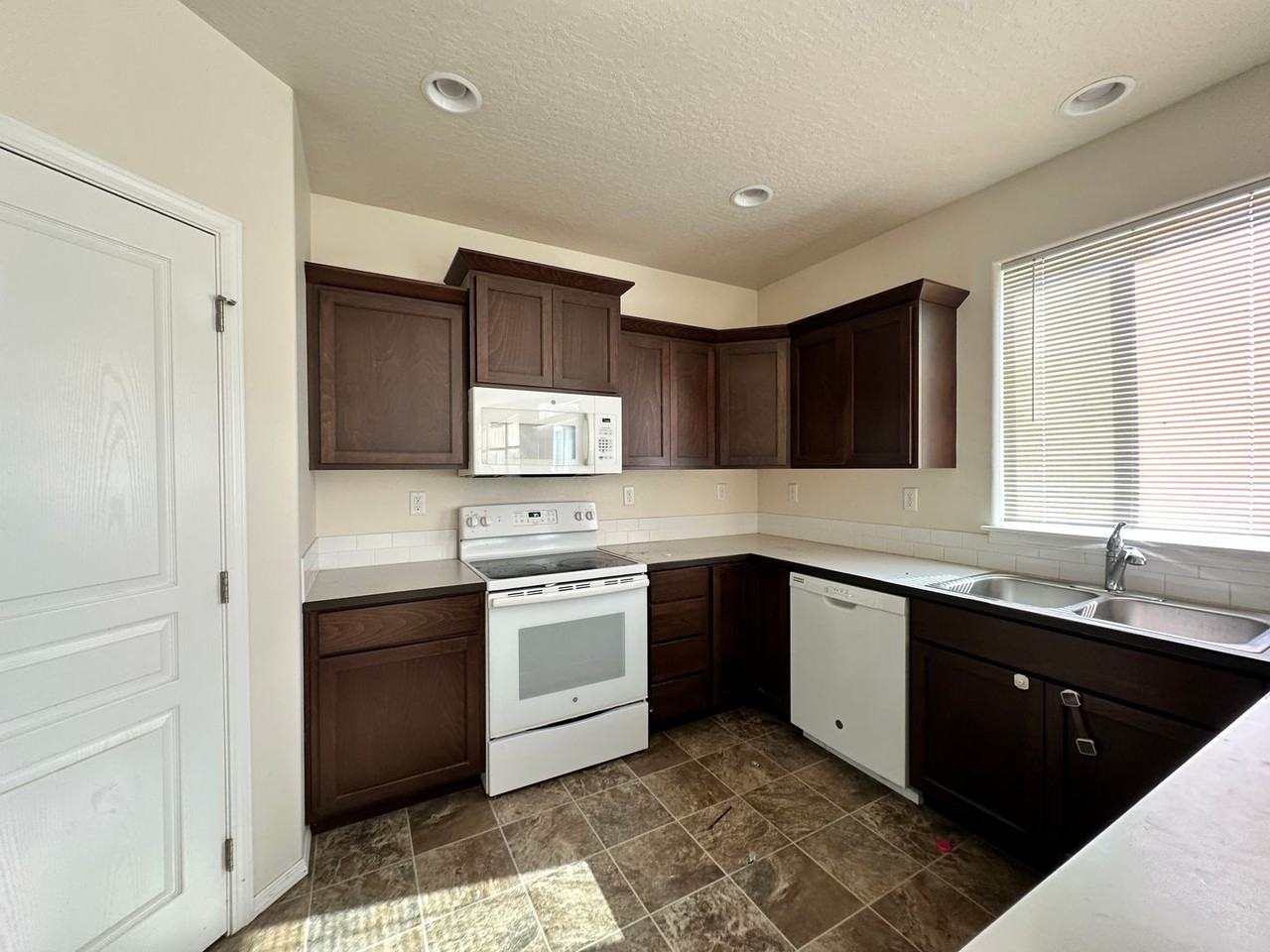 533 Derby St Se - Photo 5 of 21