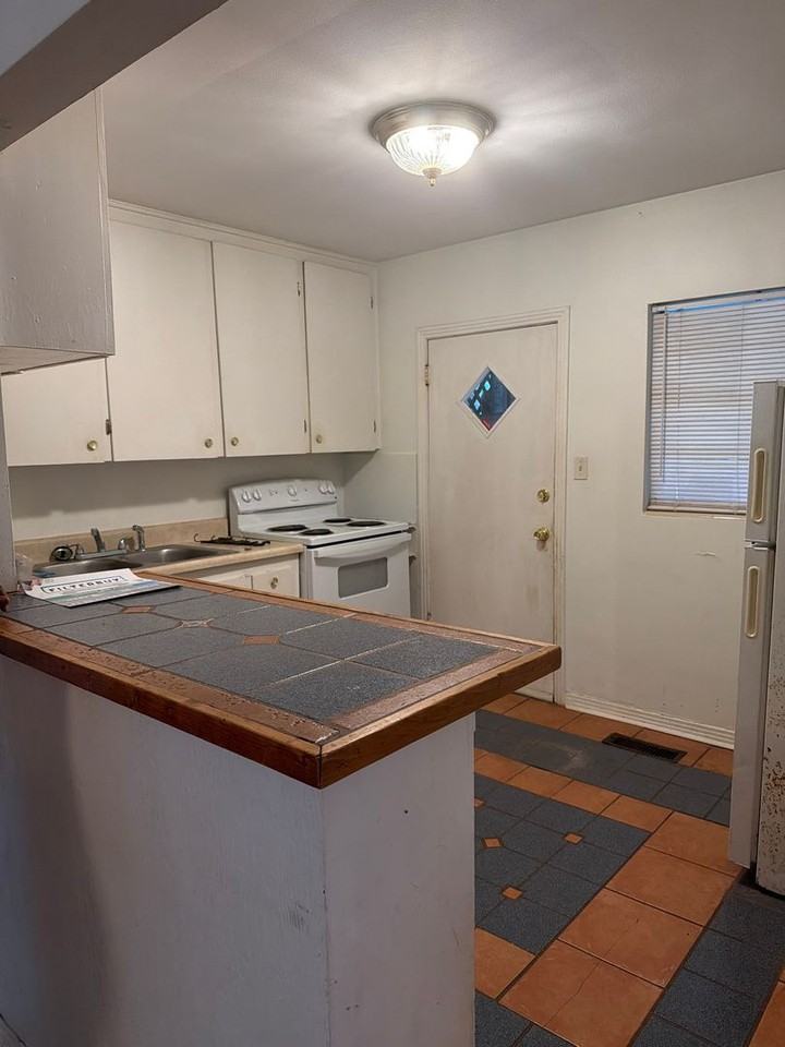 1327 Charlotte St - Photo 4 of 10