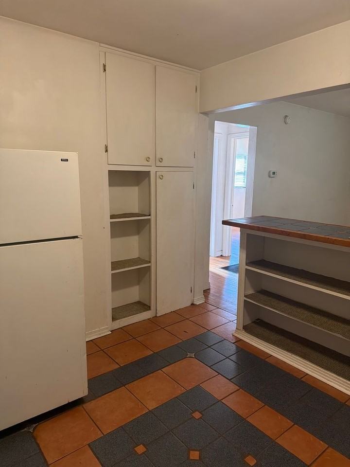 1327 Charlotte St - Photo 5 of 10