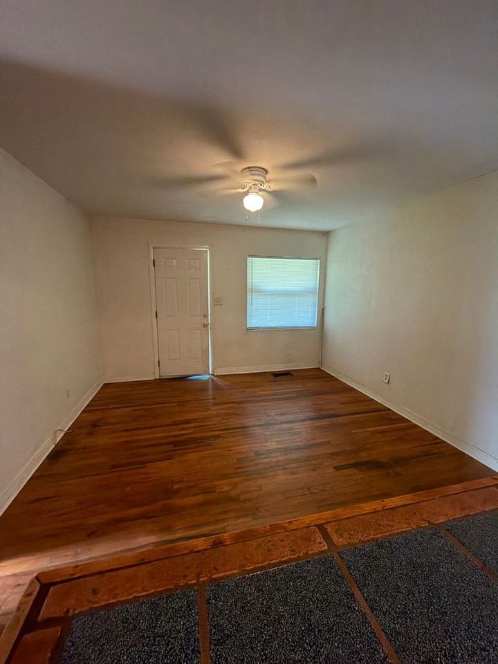 1327 Charlotte St - Photo 6 of 10