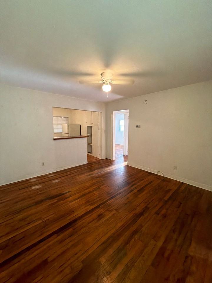 1327 Charlotte St - Photo 7 of 10
