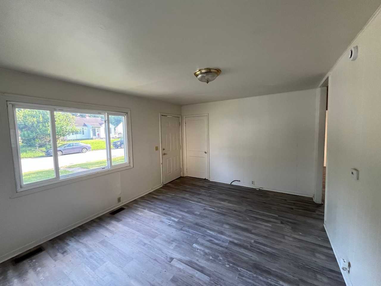 1422 Potomac Ave - Photo 4 of 12