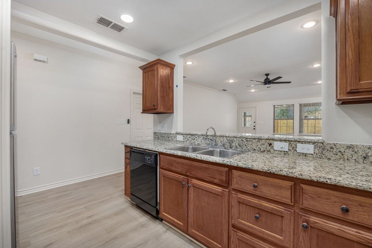 6806 County Road 1215 - Photo 5 of 22