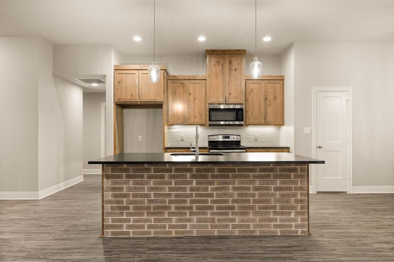 1617 Legacy Dr - Photo 4 of 20