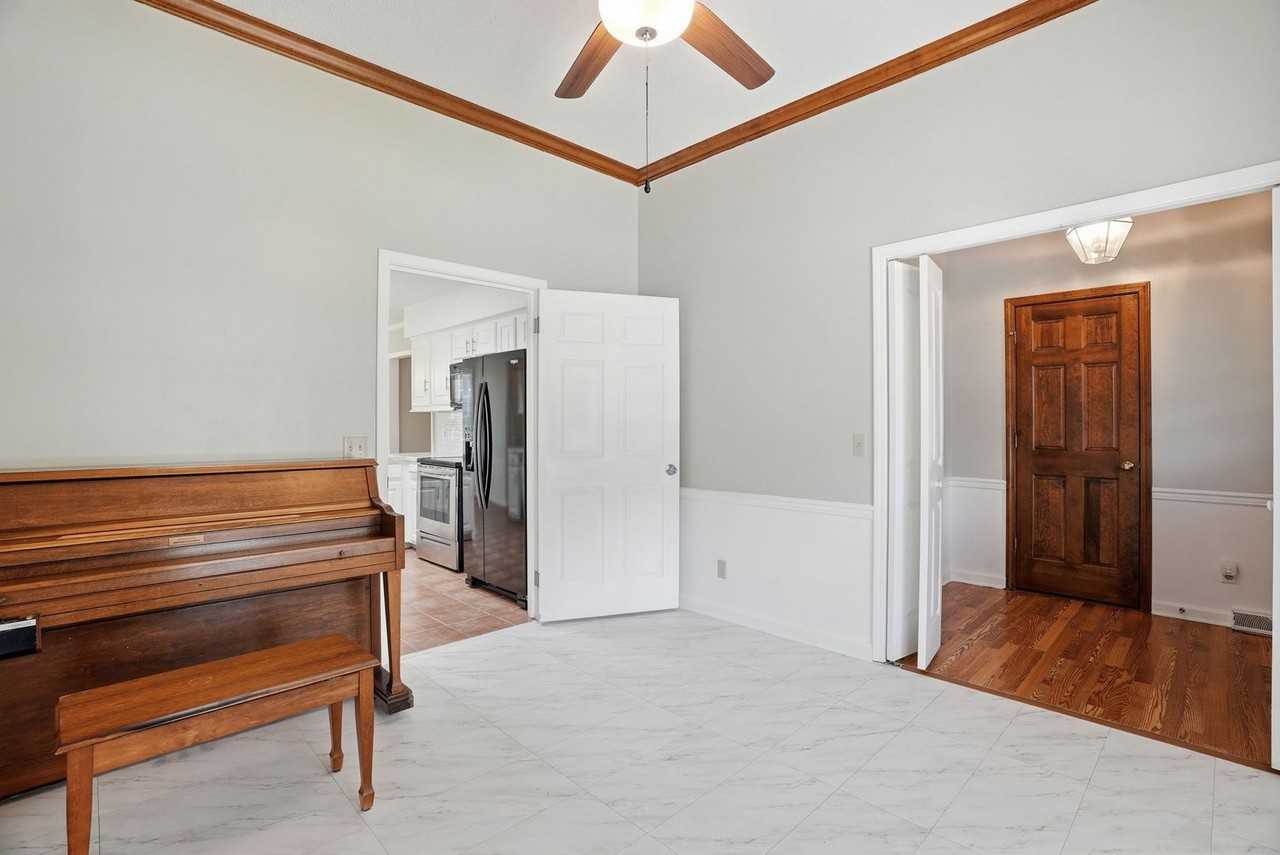 101 Emerald Way - Photo 6 of 41